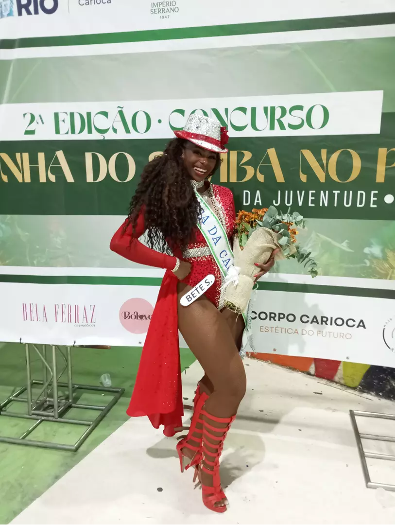 Bete Simpática encanta e conquista faixa de Musa no concurso Rainha do Samba no Pé